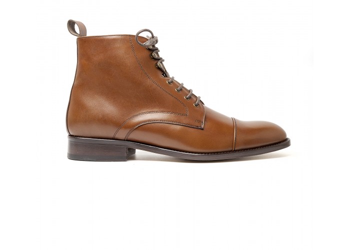 Brown calf boot with laces