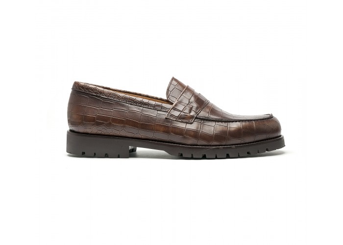 mocassin en veau martelé marron "croco" semelle commando