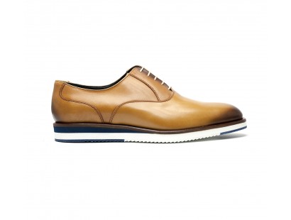 Plain oxford in whisky color calf with white rubber sole