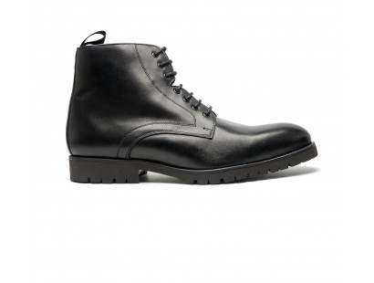 derby boot in black calfskin with commando sole