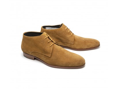 Chukka boots in light brown suede leather