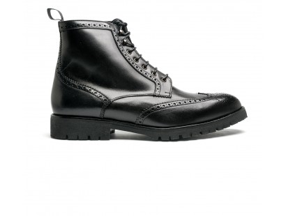 Brogue boot in calfskin with commando sole