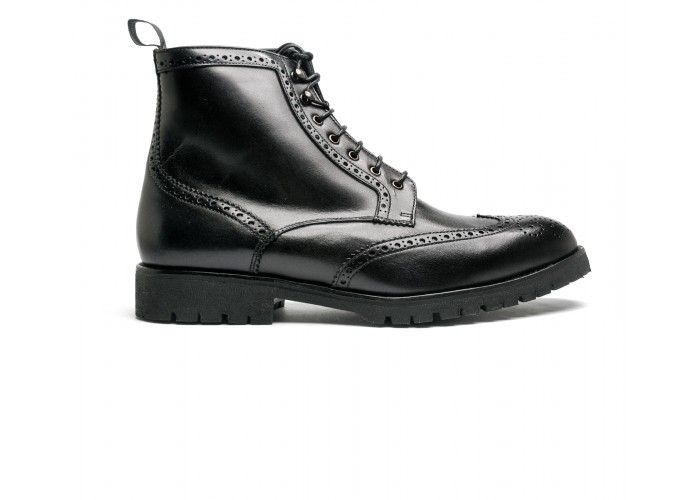 Brogue boot in calfskin with commando sole
